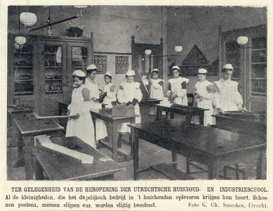 79282 Interieur van de Utrechtsche Industrie- en Huishoudschool (Nieuwegracht 135) te Utrecht: algemeen praktijklokaal.